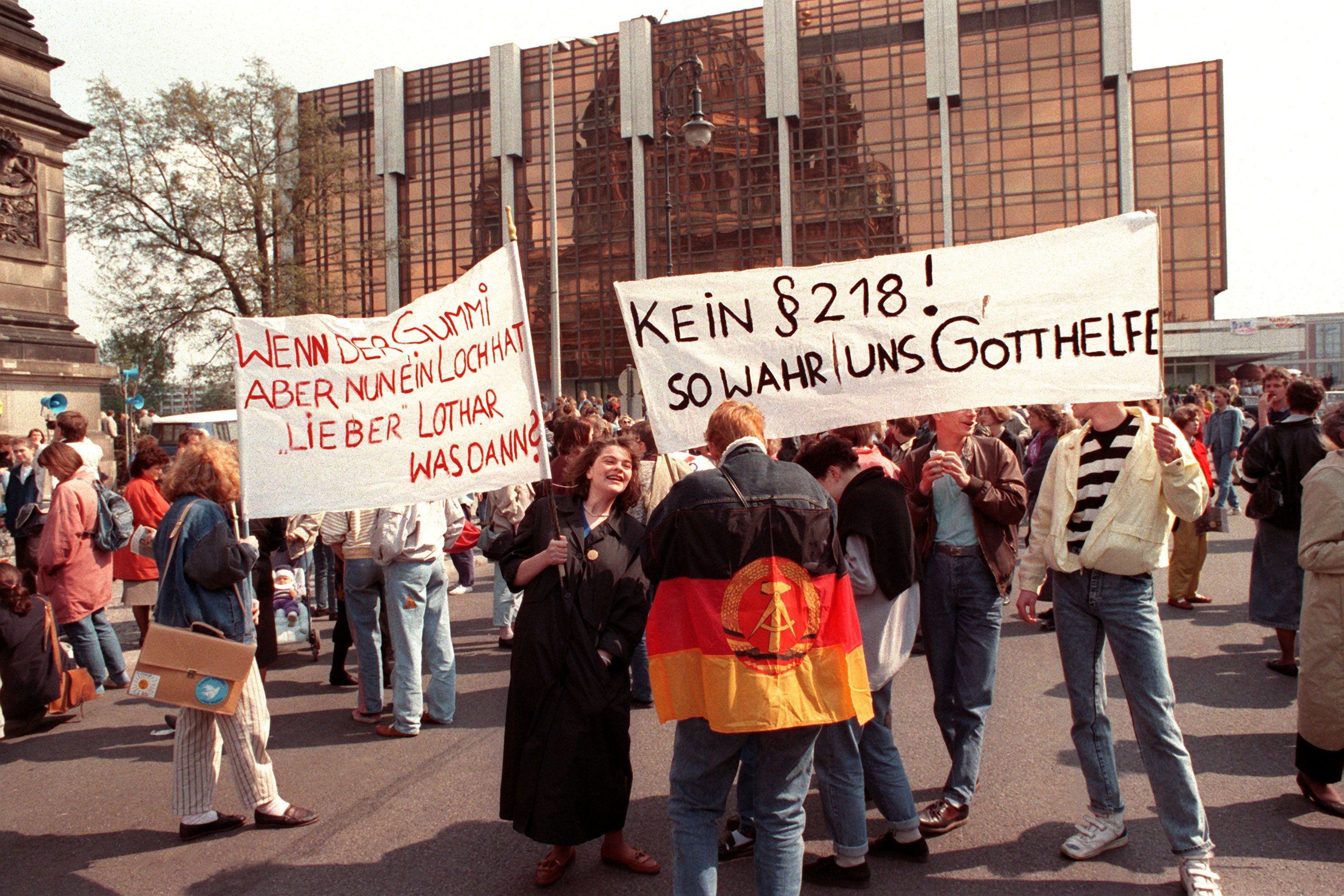 Demonstration zu kein §218 vor der Volkskammer am 22.4.1990
