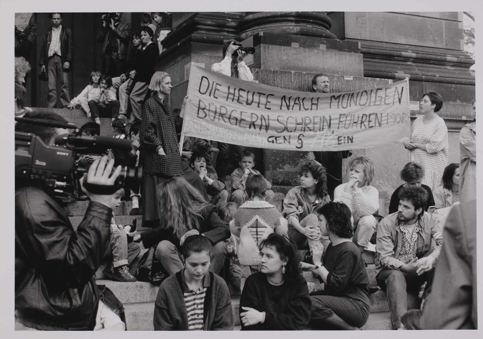 „Die heute nach mündigen Bürgern schrein, führen morgen § 218 ein“ steht auf dem Plakat von Lisa Coch (Transparent, links) und Gabi Zekina (Transparent, rechts) auf der Demonstration gegen den Abtreibungsparagrafen am Berliner Dom, 1990.