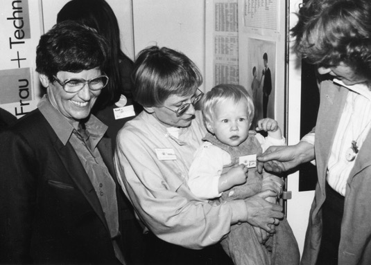 Bundestagspräsidentin Rita Süssmuth und Barbara Leyendecker mit Sohn Martin