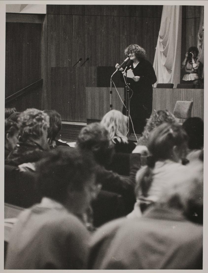 Alice Schwarzer hält eine Gastrede beim UFV-Gründungskongress, 17. Februar 1990, Berlin
