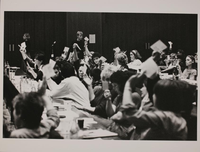 Abstimmung beim Gründungskongress des Unabhängigen Frauenverbandes in Berlin, 17. Februar 1990