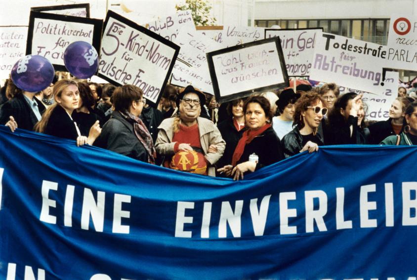 Demonstration am 30.09.1990 in Berlin gegen die Übernahme der bundesdeutschen Abtreibungsgesetzgebung in der DDR. In der Mitte eine Demonstrantin mit einer Helmut-Kohl-Maske.