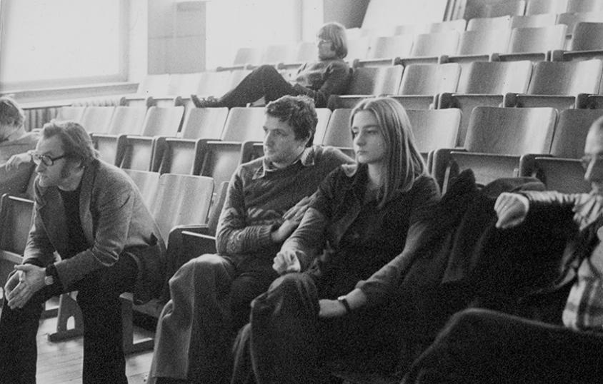 Katrin Wolf studierte in der DDR Theaterregie. Hier sitzt sie mit einem Mitstudierenden bei einer Probe, dahinter Regie-Mentor Conrad Zschiedrich, 1977.