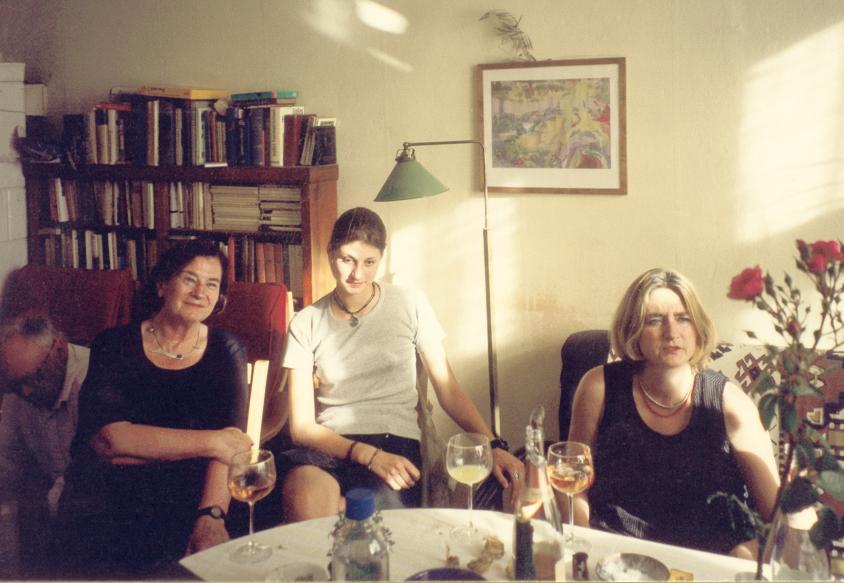Drei Generationen von Frauen bei einem Familienfest 1998: Christa Wolf, Helene Wolf und Tinka Wolf (v.l.n.r.).