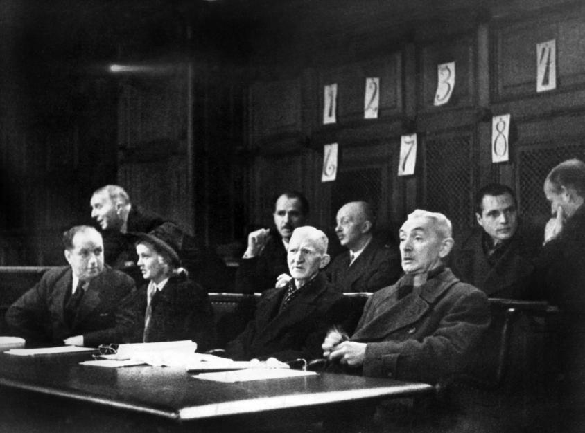 Vor dem Oberen Militärgericht in Hamburg sind 6 Ärzte und 2 ehemalige Polizeibeamte angeklagt, während des Dritten Reiches an der Zwangssterilisation beteiligt gewesen 