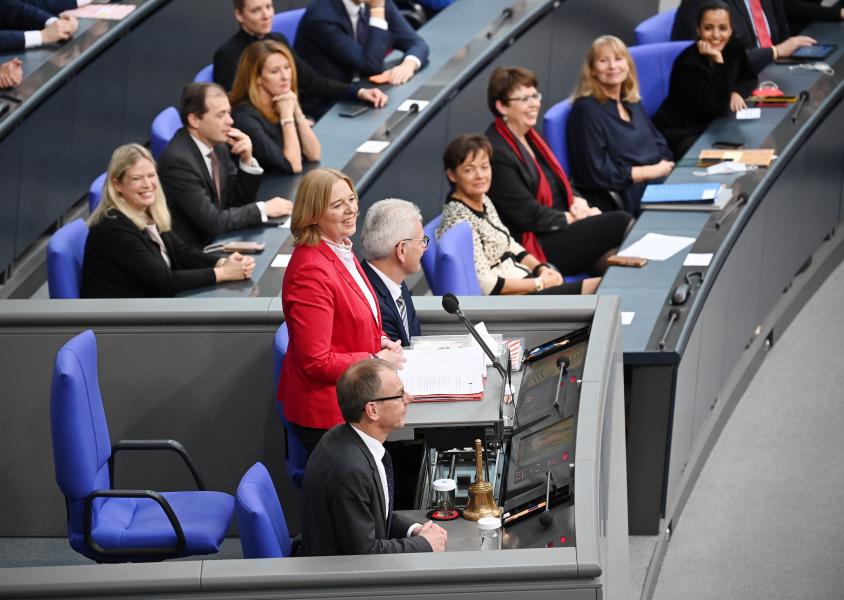 Bärbel Bas (SPD) spricht nach ihrer Wahl zur Bundestagspräsidentin bei der konstituierenden Sitzung des neuen Bundestags, 26.10.2021.