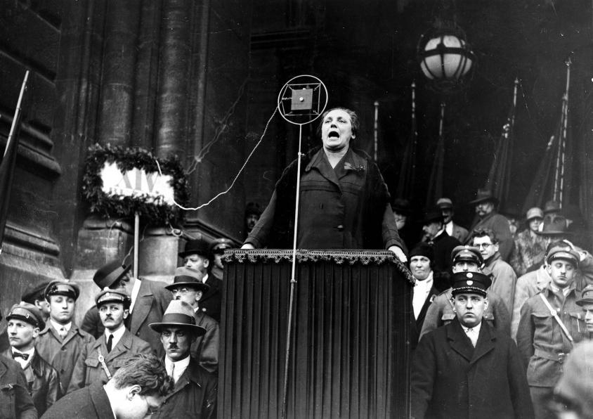 arie Juchacz am Rednerpult  1930 SPD -Wahlversammlung  zur Reichstagswahl. 