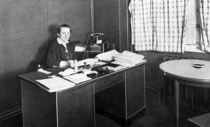 Marie Juchacz an ihrem Schreibtisch 1926