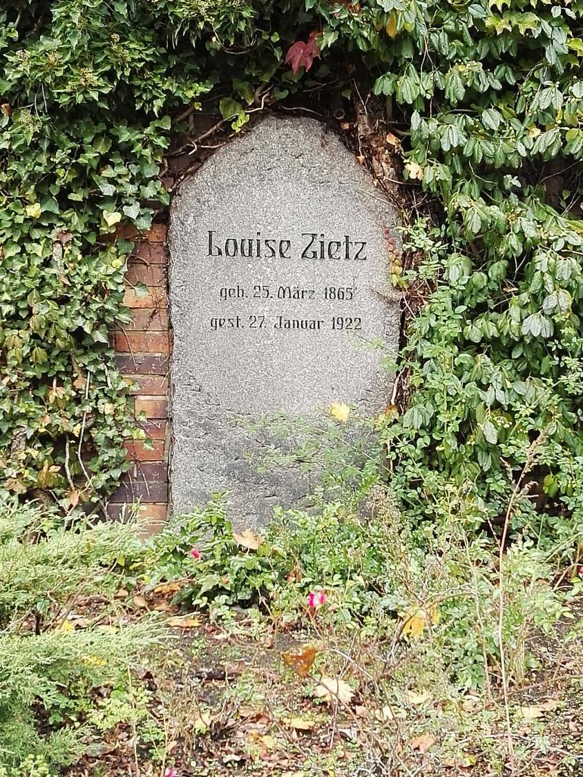 Grabstein von Luise Zietz auf dem Berliner Friedhof Friedrichsfelde