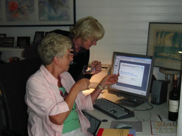 Die Pionierinnen von »Frau+Technik« Jutta Saatweber und Maren Heinzerling im Jahr 2008 bei der Aufarbeitung von Archivmaterial.