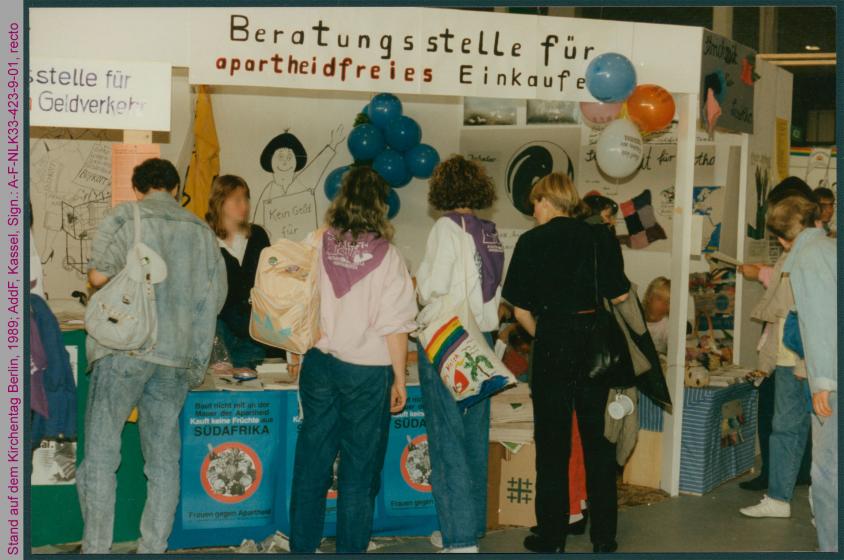 Infostand, Beratungsstelle für apartheidfreies Einkaufen‘ auf dem Kirchentag 1989 in Berlin
