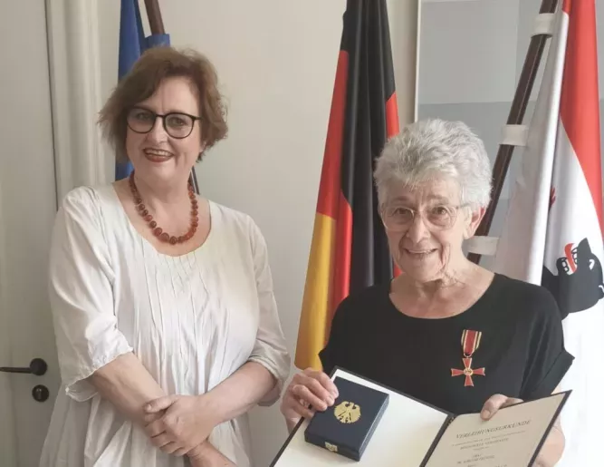 Verleihung des Verdienstkreuzes am Bande: Dr. Ina Czyborra und Dr. Adriane Feustel (v.l.n.r.)