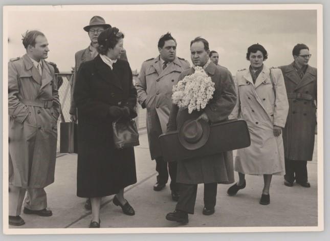 Maria Rentmeister empfängt Prof. David Oistrach (Violinist) am Flughafen Berlin Schönefeld, April 1955