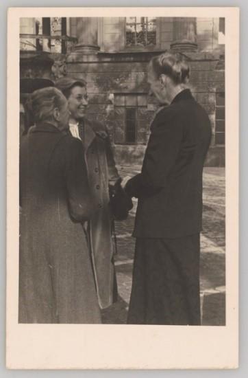 Im Gespräch am Haupteingang der Humboldt Universität Berlin, Herbst 1947 v.l.n.r.: Frieda Radel, Maria Rentmeister, Dr. Margarete von der Esch