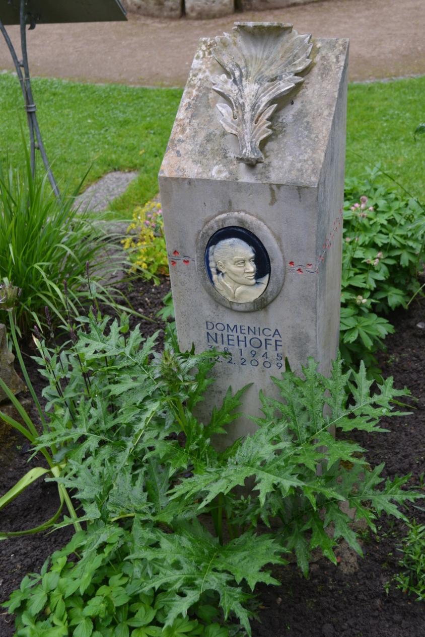 Grabstein von Domenica Niehoff im Garten der Frauen