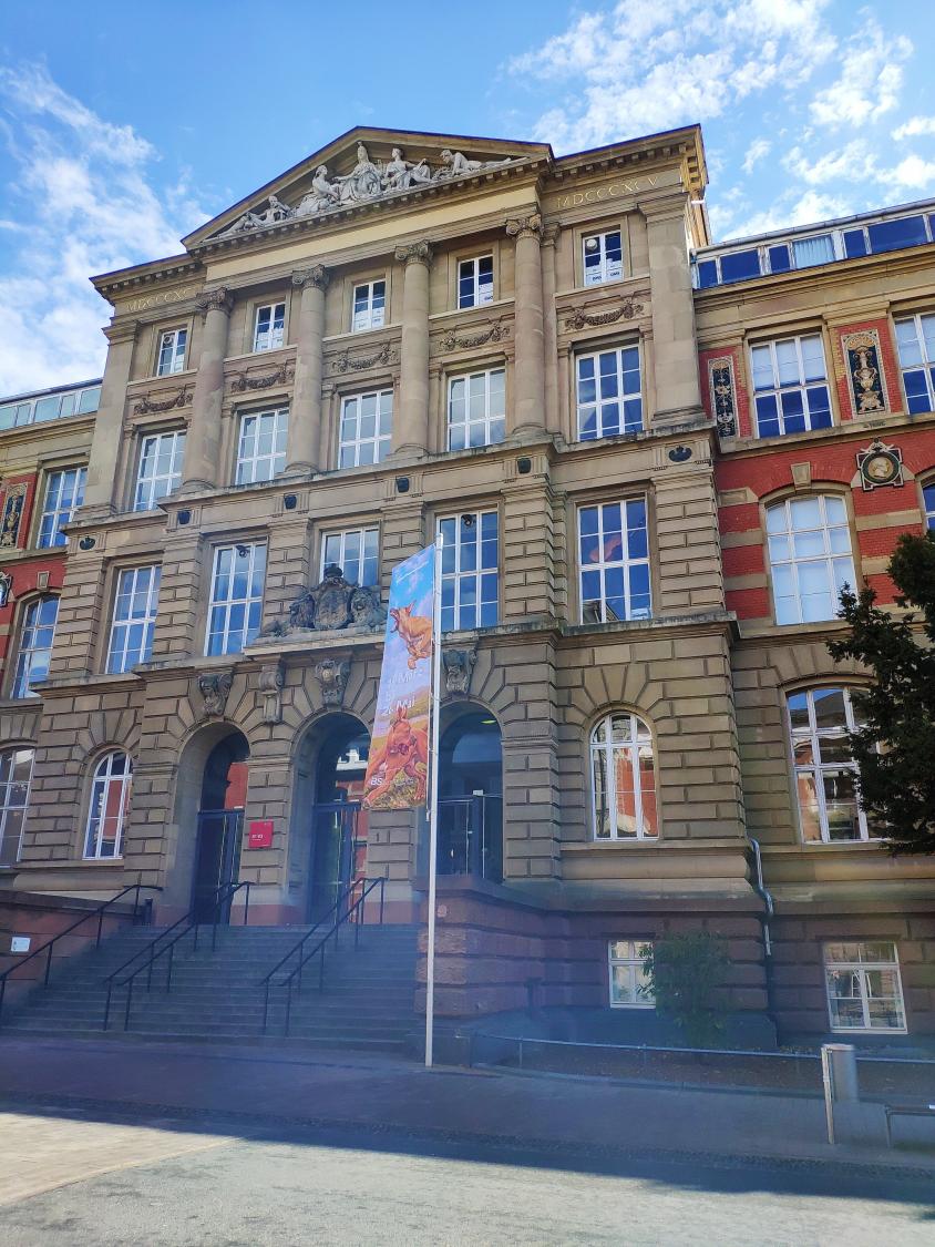 Eingang der TU Darmstadt