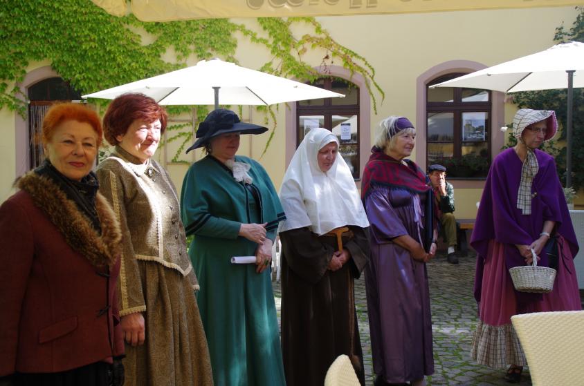 Rundgang von „FrauenZimmerGeschichte(n)“ als historische Frauenpersönlichkeiten in Halle 2013