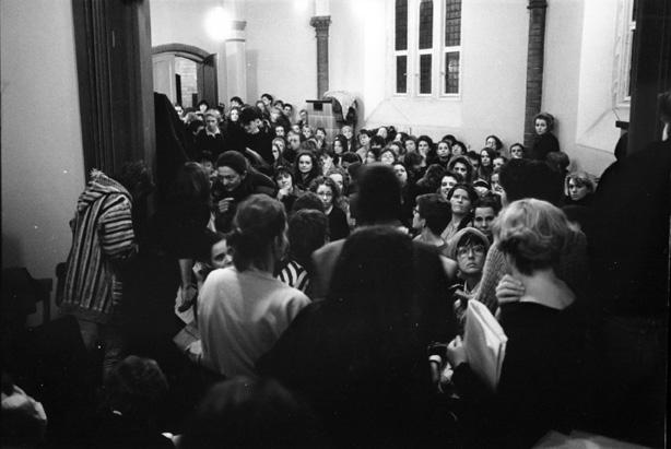 Die Kirche bot auch im Umbruch den Raum für die feministische Opposition wie zu dieser Veranstaltung der lila offensive in der Gethsemanekirche in Berlin-Prenzlauer Berg, November 1989.