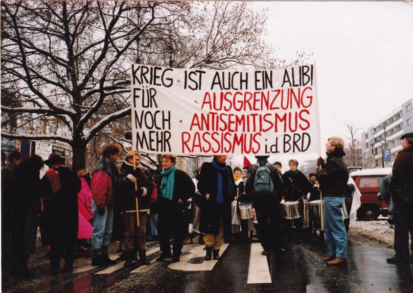 Demonstration gegen den 2. Golfkrieg im Winter 1990/91 (vermutlich) in Berlin mit (v.l.n.r.): Ika Hügel, Ilona Bubeck, Ursula Wachendorfer, Birgit Rommelspacher, Claudia Schoppmann.