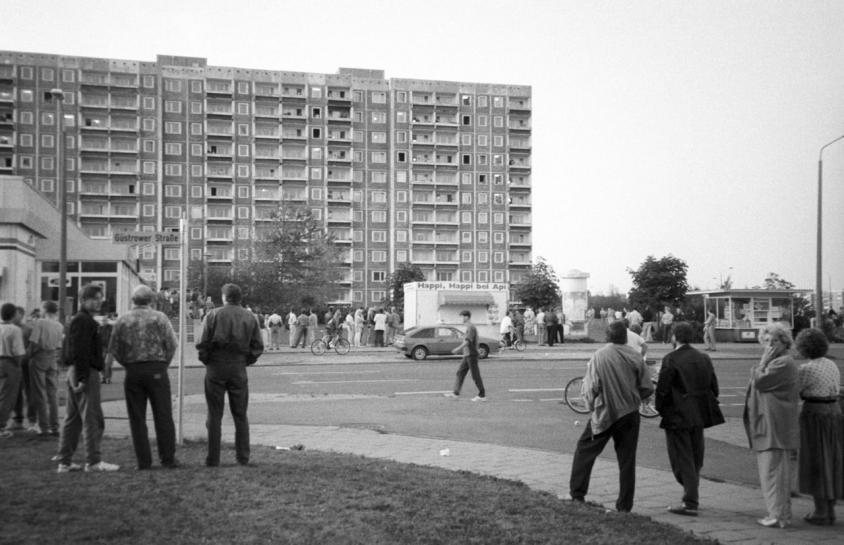 Schaulustige an der Güstrower Straße in Rostock-Lichtenhagen vor dem "Zentralen Asylbewerberheim". Vom 22. bis 28. August 1992 randalierten hier bis zu 1200 meist jugendliche rechtsradikale Gewalttäter unter dem Beifall von bis zu 3.000 Schaulustigen.