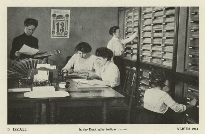 Weibliche Angestellte bei der Arbeit in der Genossenschaftsbank selbständiger Frauen in Berlin, ca. 1914