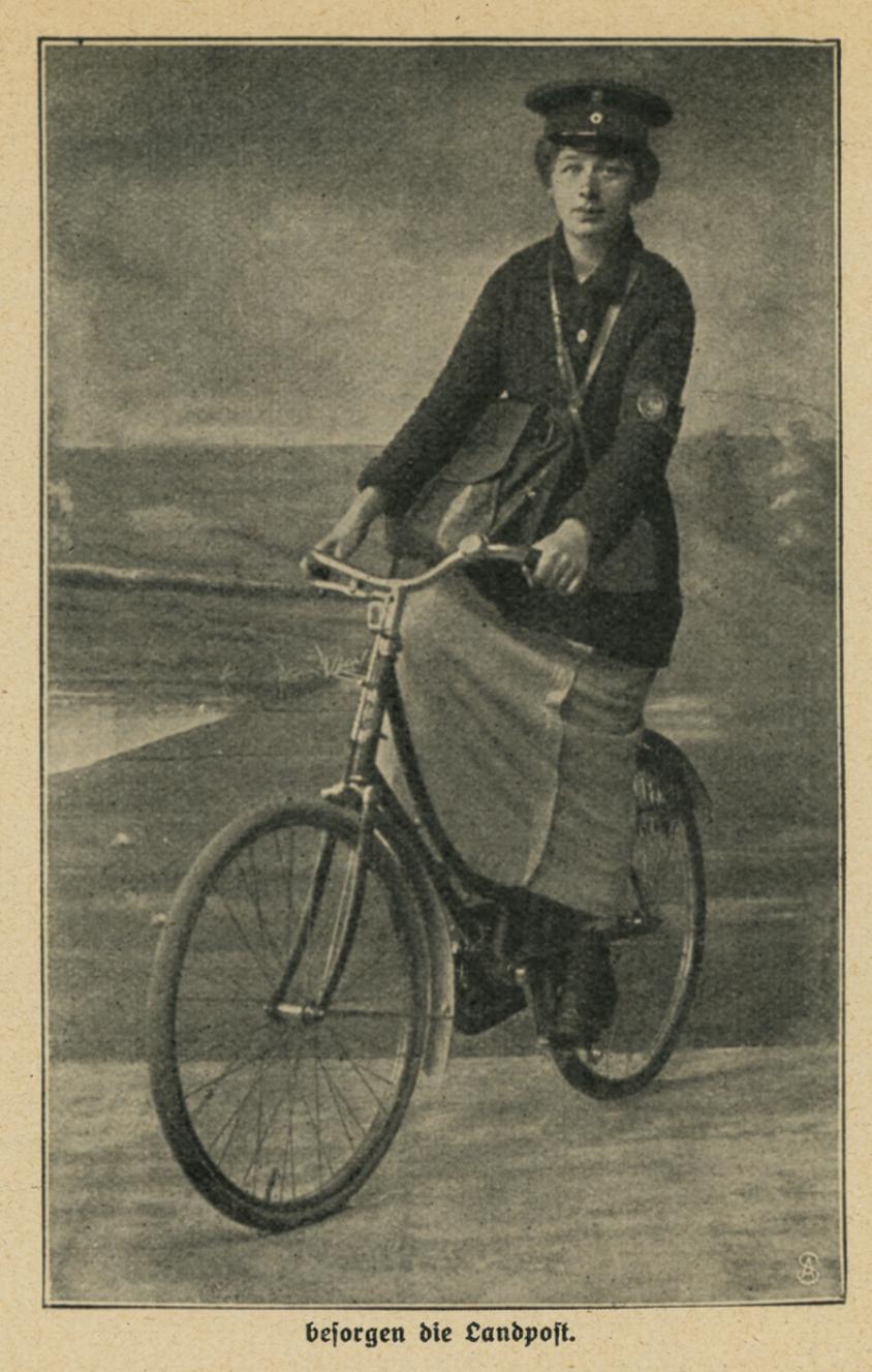 Postbotin auf Fahrrad