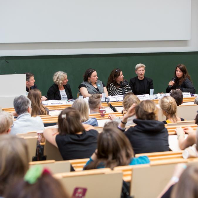 Manuela Kay, Chantal Louis, Mary Amable, Sharon Adler, Birgit Bosold, Lea Susemichel auf der Feministischen Sommeruni 2018.