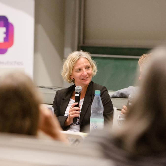 Bettina Gaber, Chantal Louis auf der Feministischen Sommeruni 2018.