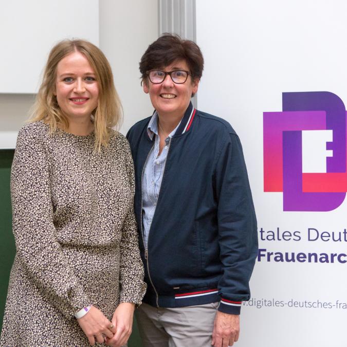 Elisa Gutsche und Sabine Balke auf der Feministischen Sommeruni 2018.
