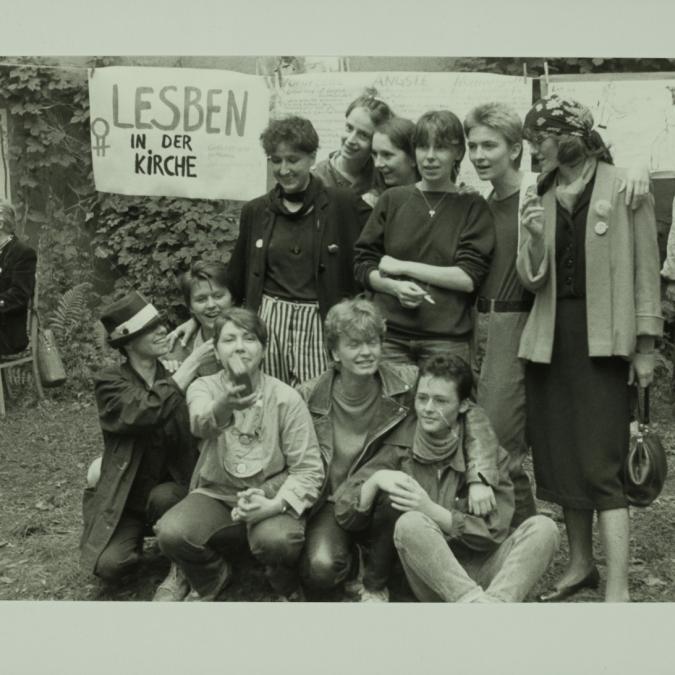 Gruppenfoto der Ost-Berliner Frauengruppe Lesben in der Kirche.