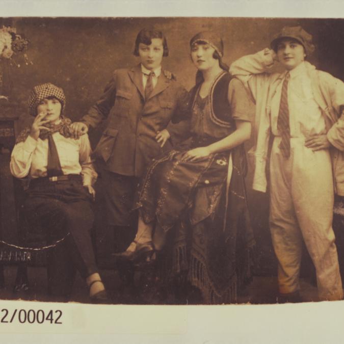 Anonymes Gruppenbild um 1920 mit vier Frauen stehend und sitzend.