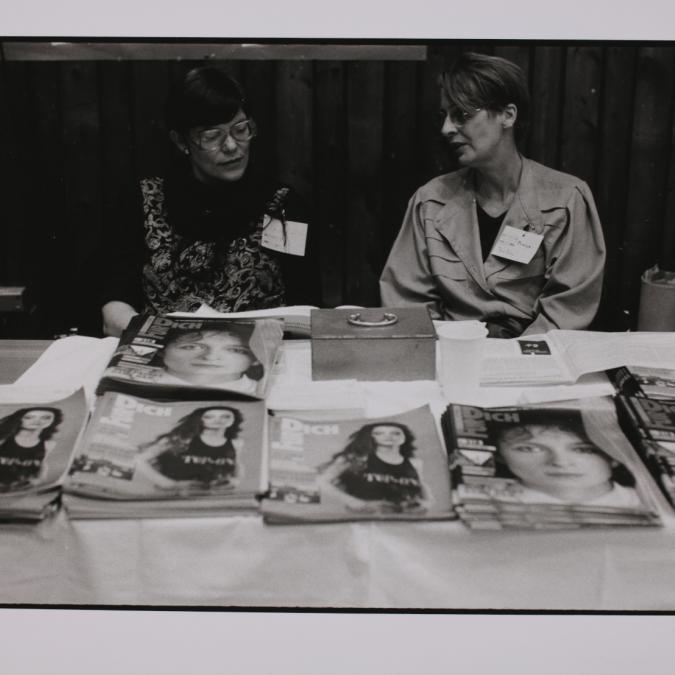 Über Literatur und Medien fand Vernetzung und Austausch statt: Stand der Zeitschrift "Für Dich" beim Ost-West-Frauenkongress.