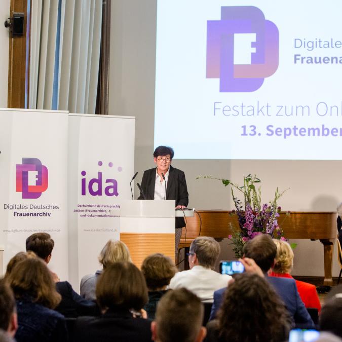 Sabine Balke Estremadoyro, Geschäftsführerin des Digitalen Deutschen Frauenarchivs