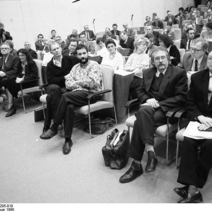 Tatjana Böhm (1. Reihe, 4. von links) bei der 16. Volkskammer-Tagung am 5. Februar 1990 zur Aufnahme der neuen MinisterInnen in das Kabinett Modrow mit (v.l.n.r.): Sebastian Pflugbeil (Neues Forum), Rainer Eppelmann (Demokratischer Aufbruch), Dr. Walter Romberg (SPD), Tatjana Böhm (Unabhängiger Frauenverband), Klaus Schlüter (Grüne Liga), Matthias Platzeck (Grüne Partei), Gerd Poppe (Initiative Frieden und Menschenrechte), Dr. Wolfgang Ullmann (Demokratie Jetzt).
