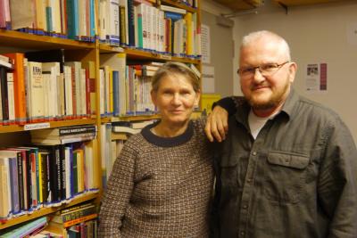 Ilona Bubeck (li.) und Christian Schenk beim DDF-Interview im Berliner Spinnboden Lesbenarchiv & Bibliothek e.V., Februar 2020.