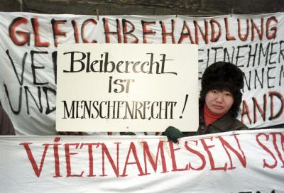 Für ein dauerhaftes Bleiberecht ehemaliger DDR-Vertragsarbeiter in Deutschland demonstriert am 14.12.1995 diese Vietnamesin gemeinsam mit Landsleuten im Erfurter Stadtzentrum.