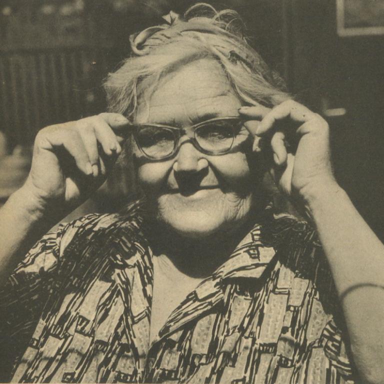 Bild einer älteren Frau mit Brille, aus Lernen und Handeln 27(1976)11