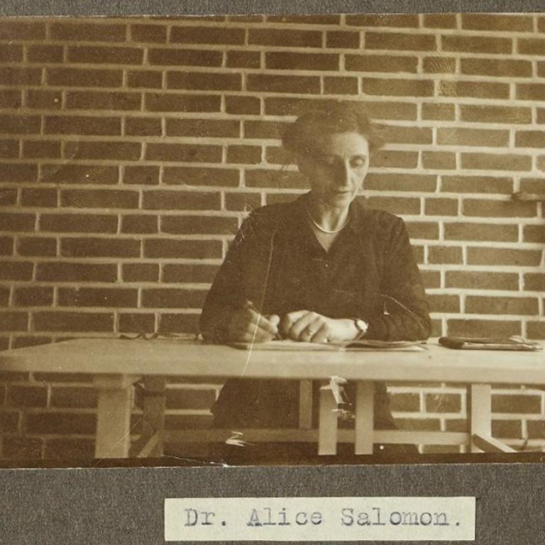 Alice Salomon, an einem Tisch sitzend