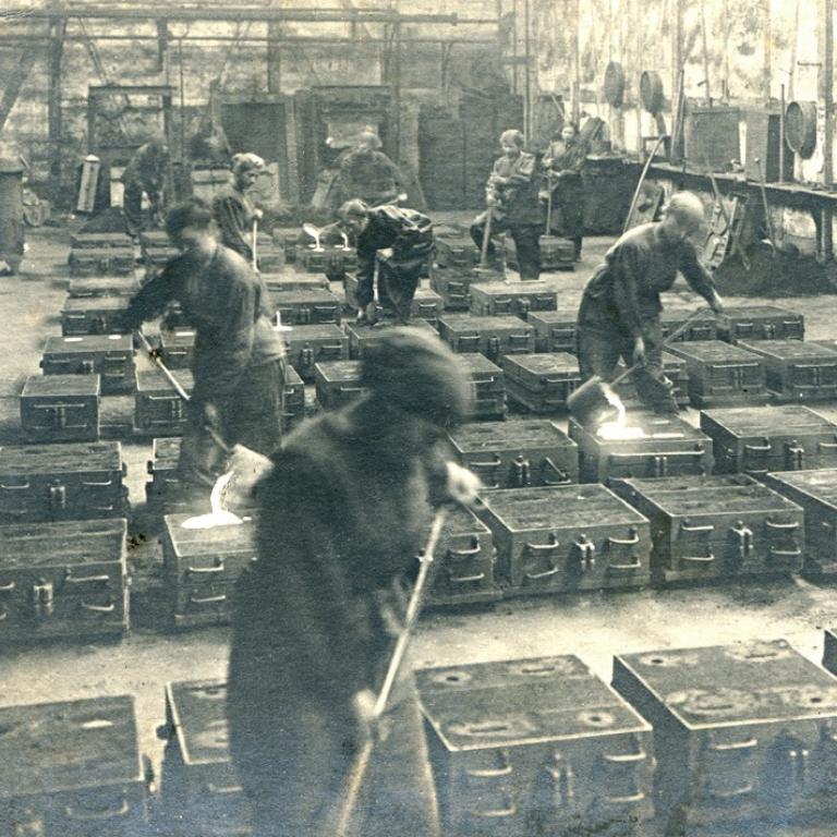 Arbeiterinnen in einer Gießerei, um 1910