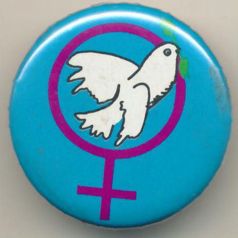 runder Button mit blauem Hintergrund, einer weißen Friedenstaube und dem Venusspiegel und dem 