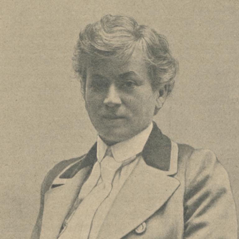 Portrait von Ika Freudenberg in einem hellen Anzug mit weißer Krawatte