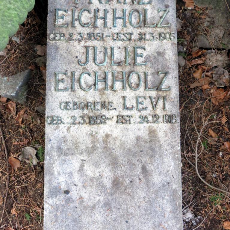 Grabstein von Julie Eichholz auf dem jüdischen Friedhof Hamburg Ohlsdorf