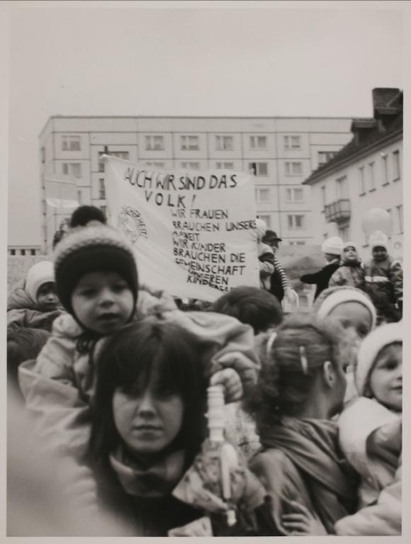 Demonstration: Auch wir sind das Volk“ stand auf einem Banner der feministischen Grün-Lila-Wahlkarawane am 3. März 1990 in Magdeburg.