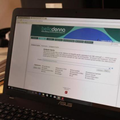 Suchmaske des Belladonna-Katalogs auf einem Laptop
