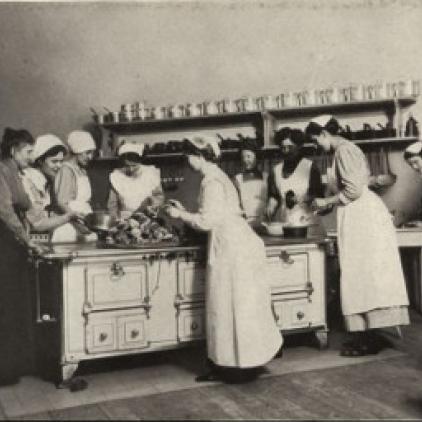 Schülerinnen eines Kochkurses am Lette-Verein.