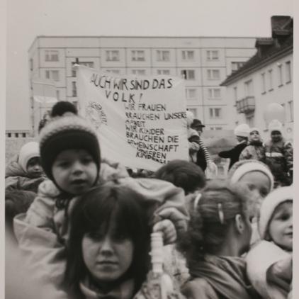 Demonstration: Auch wir sind das Volk“ stand auf einem Banner der feministischen Grün-Lila-Wahlkarawane am 3. März 1990 in Magdeburg.