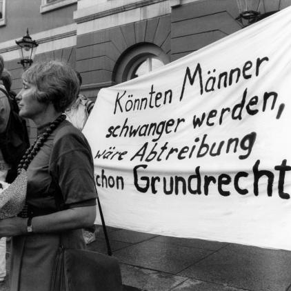 In den 1990er Jahren fordern Frauengruppen die Abschaffung des Paragrafen 218.