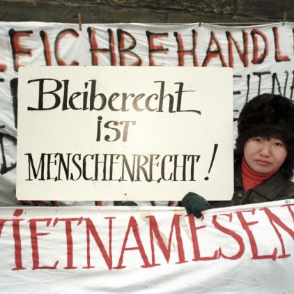 Für ein dauerhaftes Bleiberecht ehemaliger DDR-Vertragsarbeiter in Deutschland demonstriert am 14.12.1995 diese Vietnamesin gemeinsam mit Landsleuten im Erfurter Stadtzentrum.