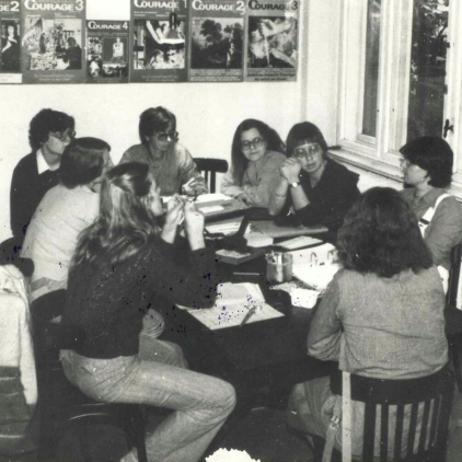 Die Mitarbeiterinnen Christa Müller (hinten Mitte), Barbara Weber, Adelheid Zöfelt, Heidi Stein in einem Büroraum mit unbekannten Personen