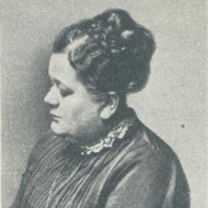 Portrait von Emma Ihrer, den Kopf seitlich nach links geneigt